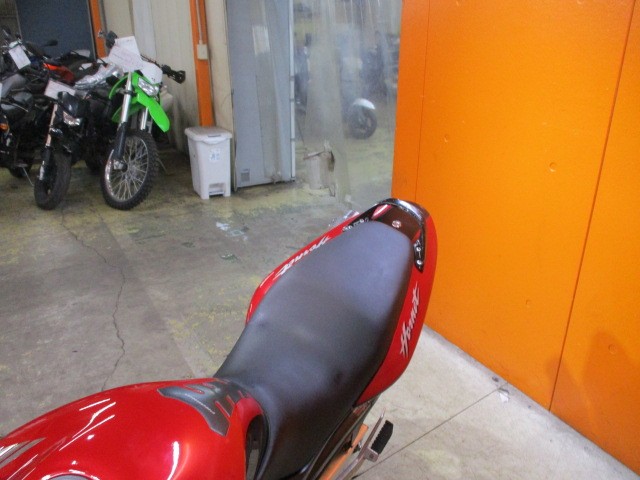 シートもこの通り破れもなければへたりもありません！２５０ｃｃで最高出力４０ＰＳ！流石４気筒エンジン！